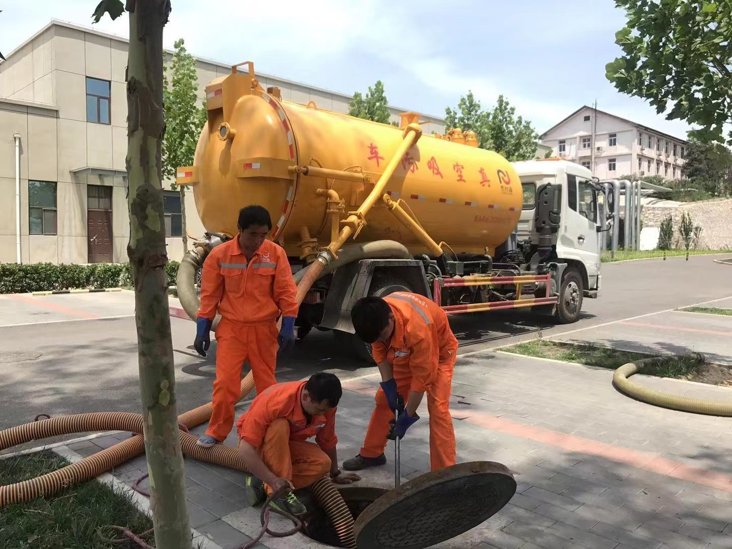 象山管道疏通车停在窨井附近